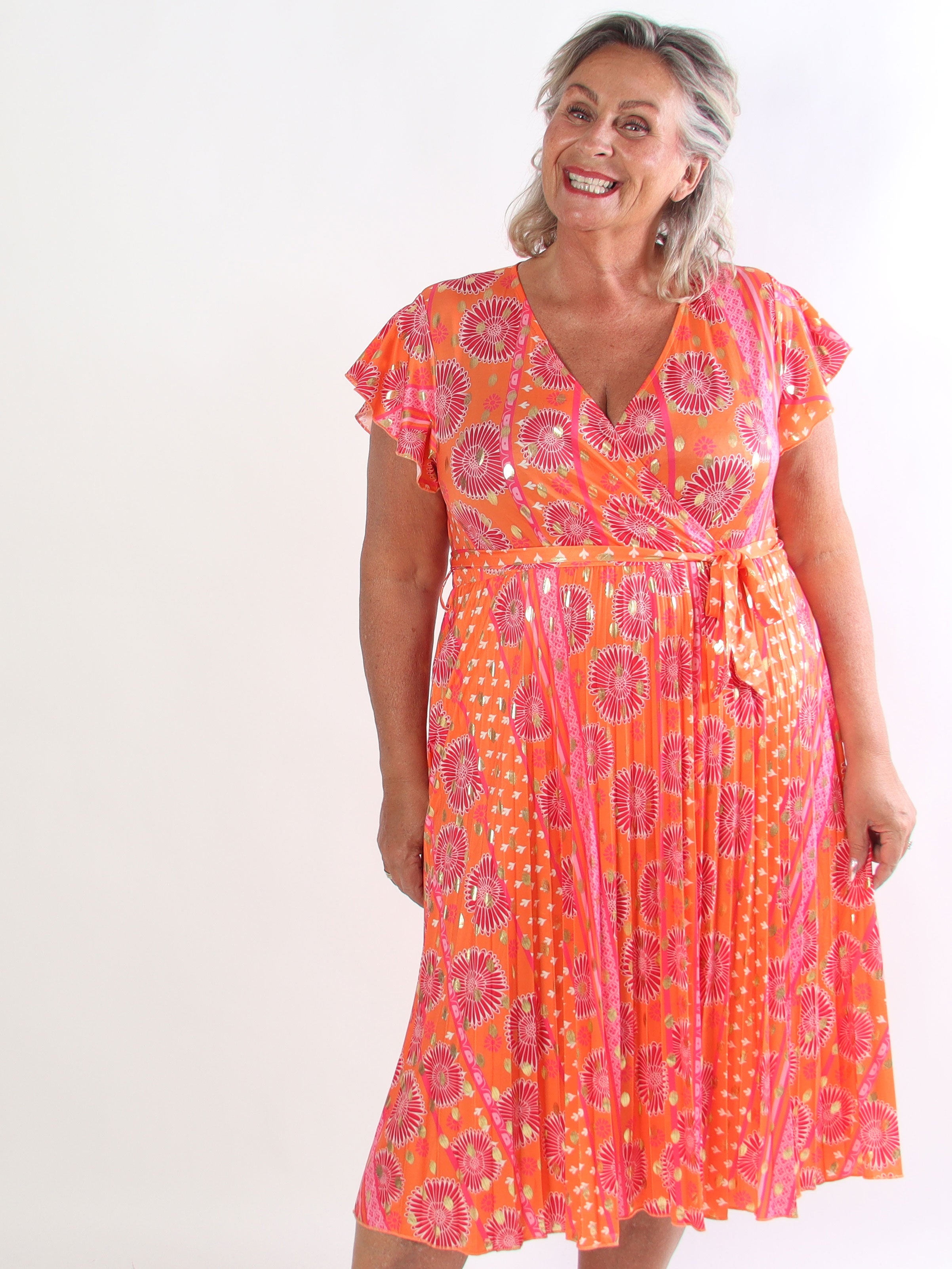 Toledo Sunburst - Plus size mønstret kjole i elastisk stof med plisseringer